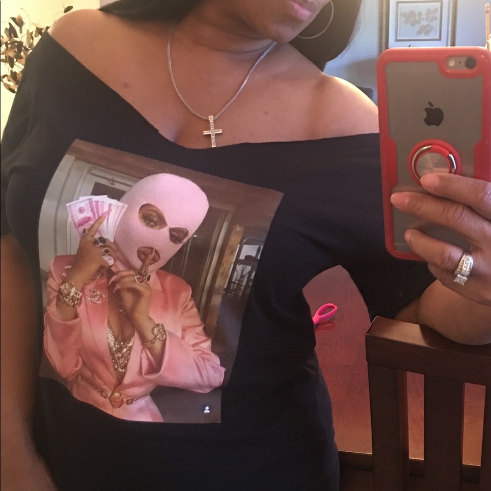 T Shirt - Female Ski Mask getting paper!